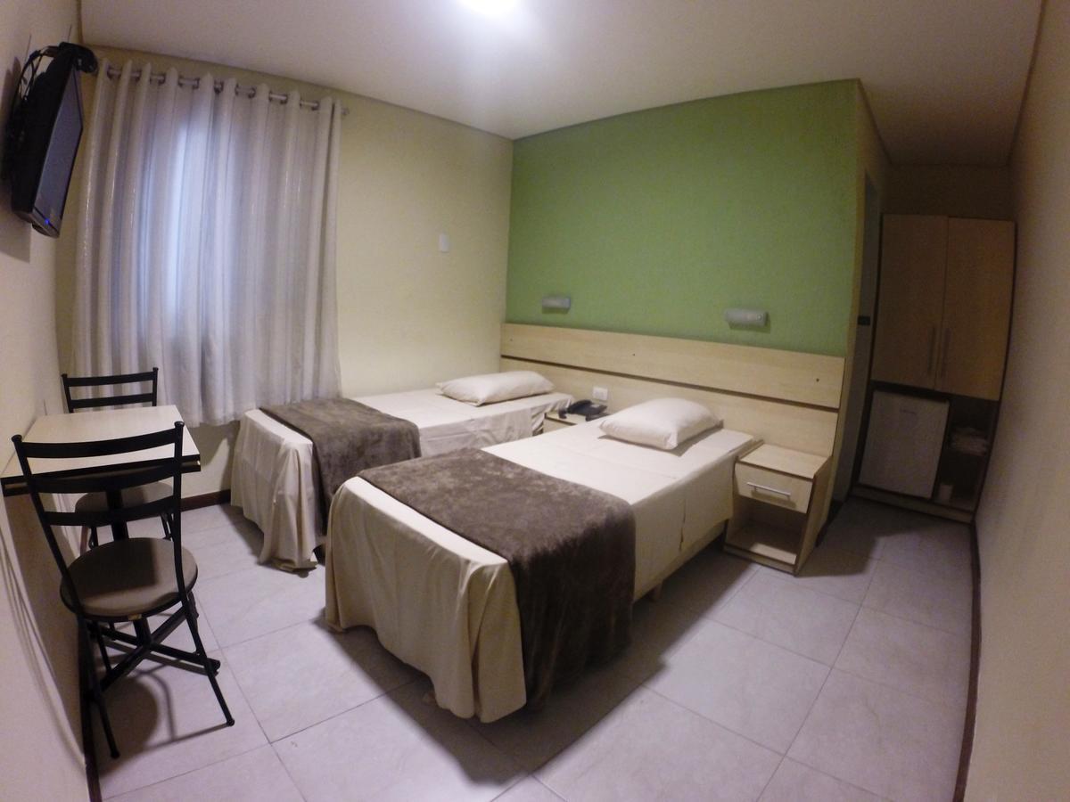 Quarto com 2 Camas de Solteiro