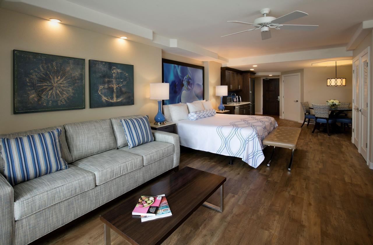 Suite Junior con cama extragrande y vistas a la playa