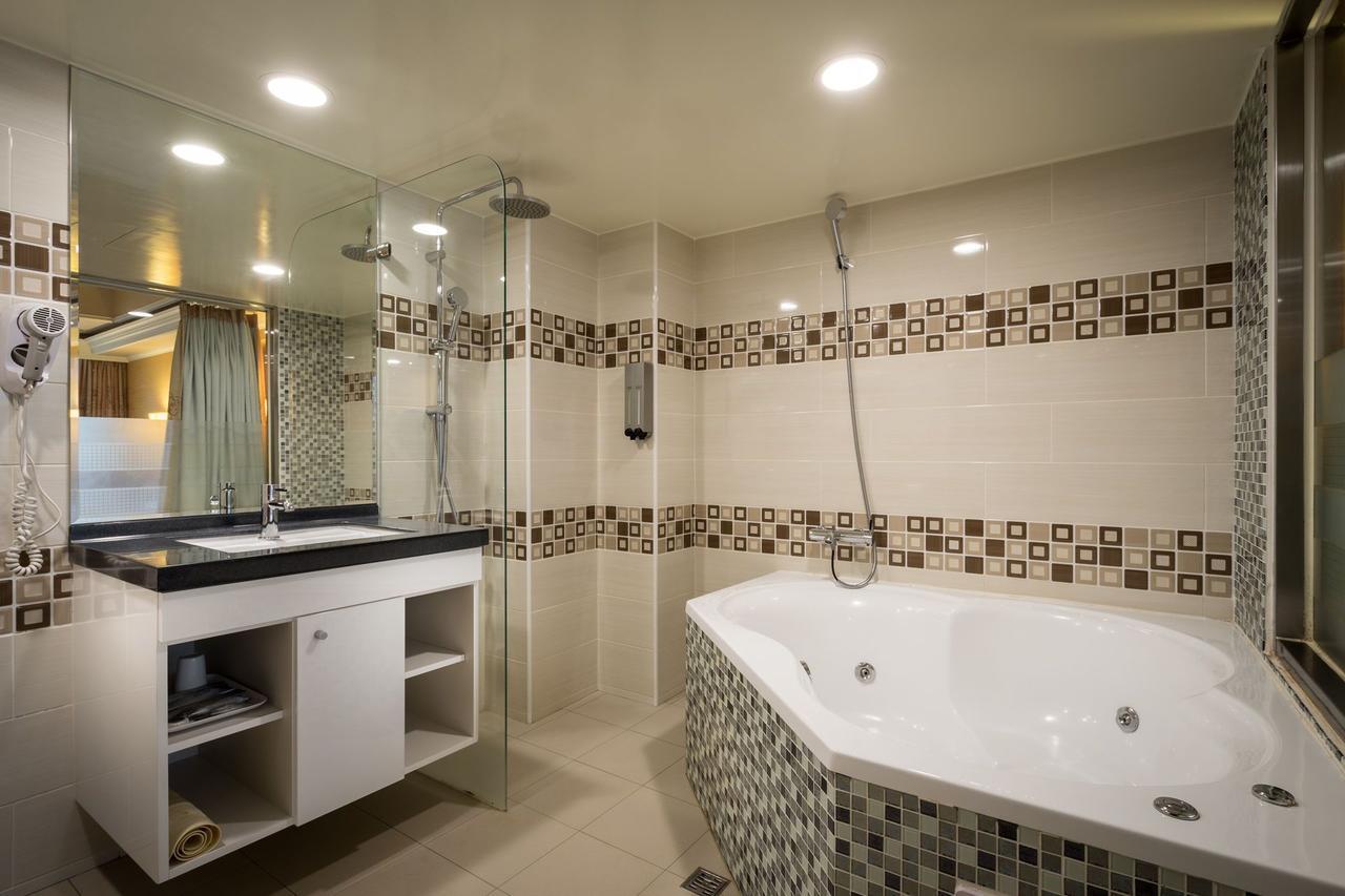 Deluxe Double Room Bath,666105237:JPEG