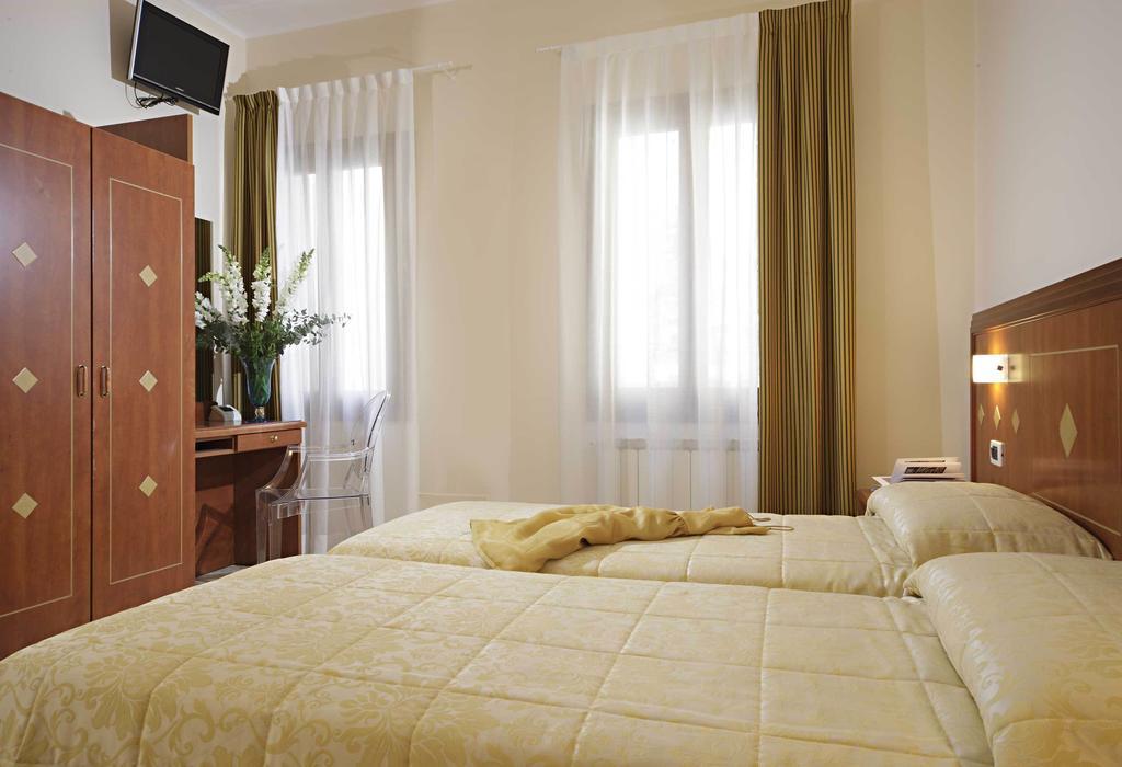 Double or Twin Room,1215943951:JPEG
