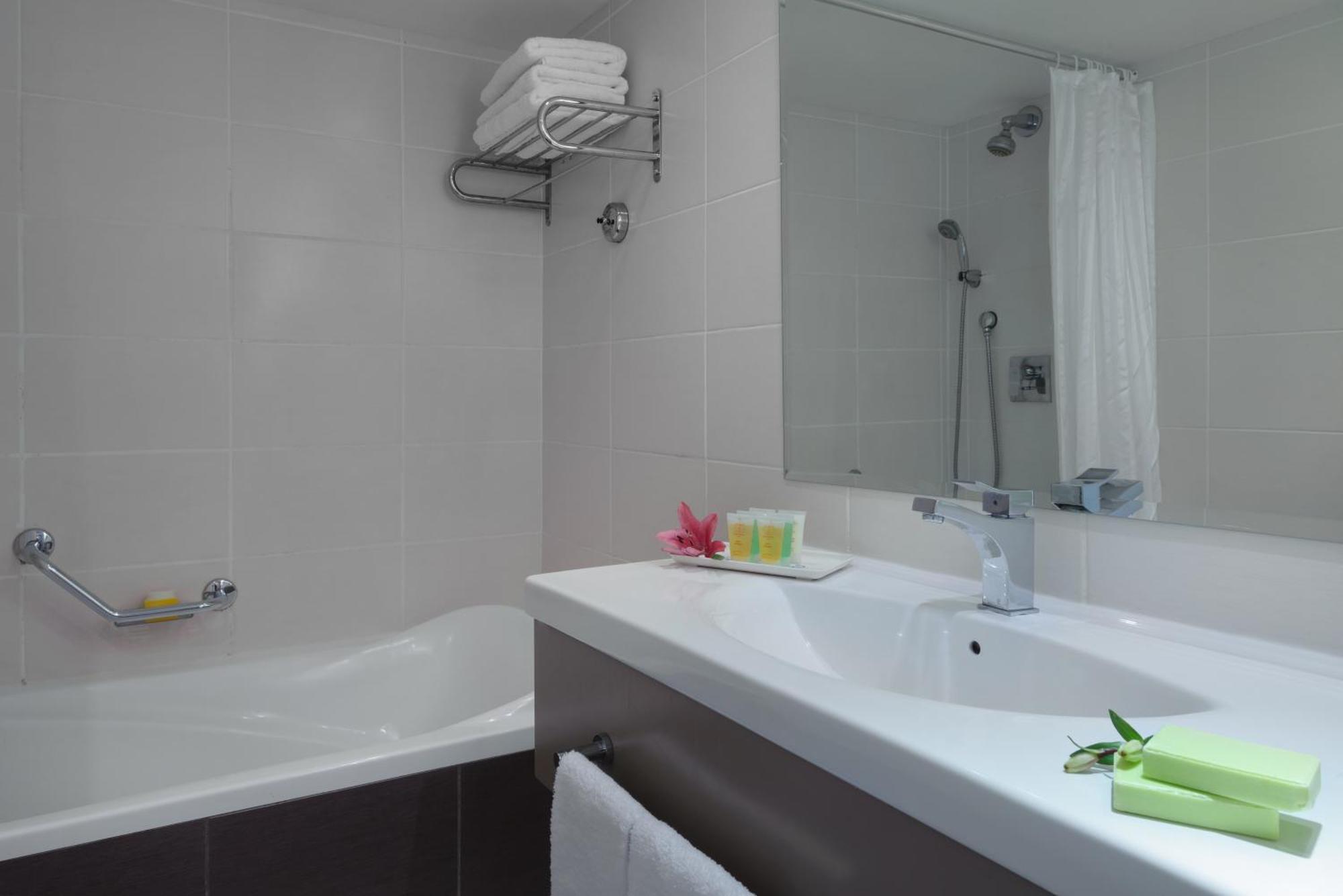 Chambre Lit Queen-Size - Vue sur Piscine