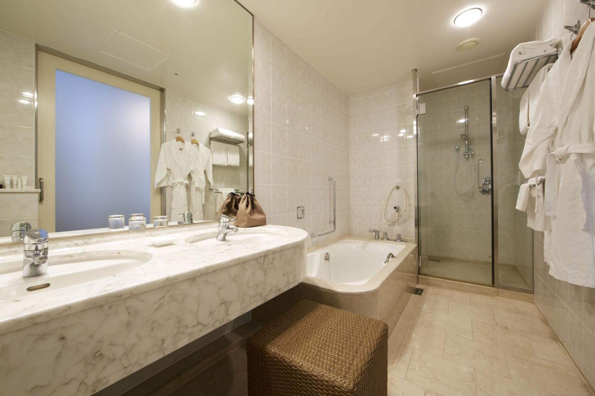 Executive Twin (Non-Smoking) with Lounge Access and Lounge Breakfast Included + Sauna Access