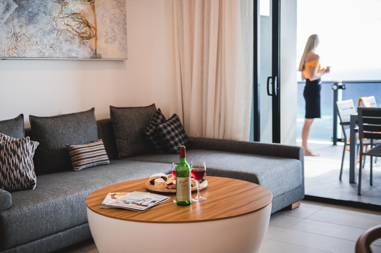 3 Bedroom Oceanfront Low Apartment