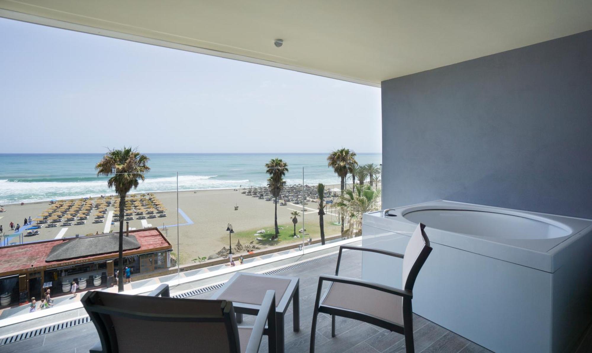 Suite Junior con vistas al mar (2 adultos + 2 niños)