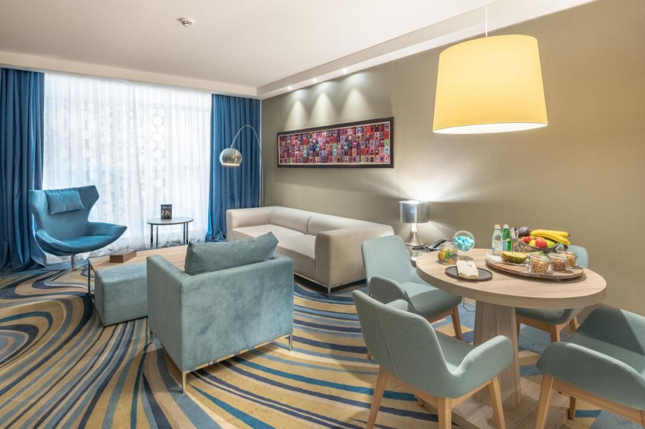 One-Bedroom Suite with Lounge Access