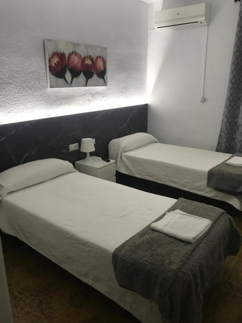 Zweibettzimmer mit eigenem Bad außerhalb des Zimmers