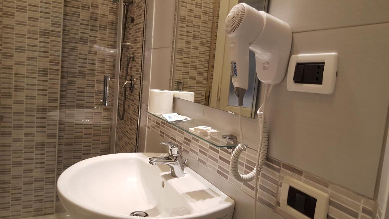 Camera Matrimoniale Standard con Bagno in Comune