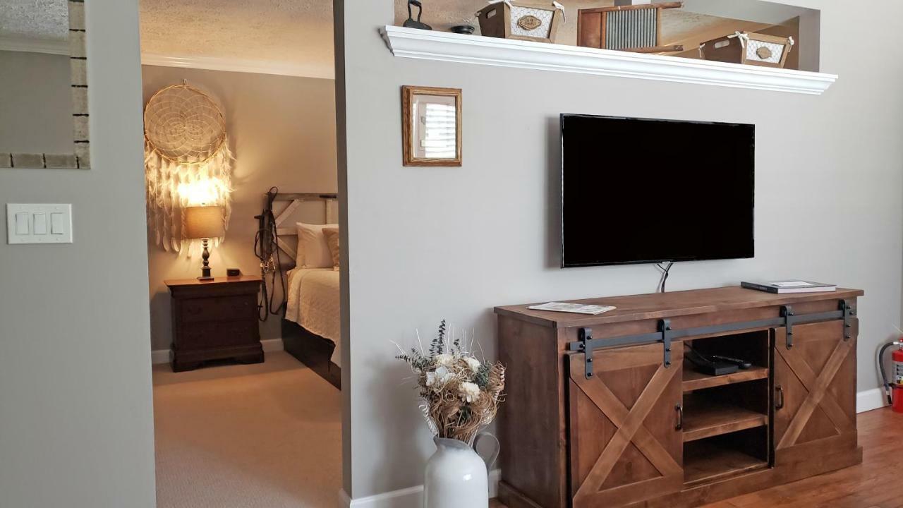 Deluxe King Suite Lewis & Clark
