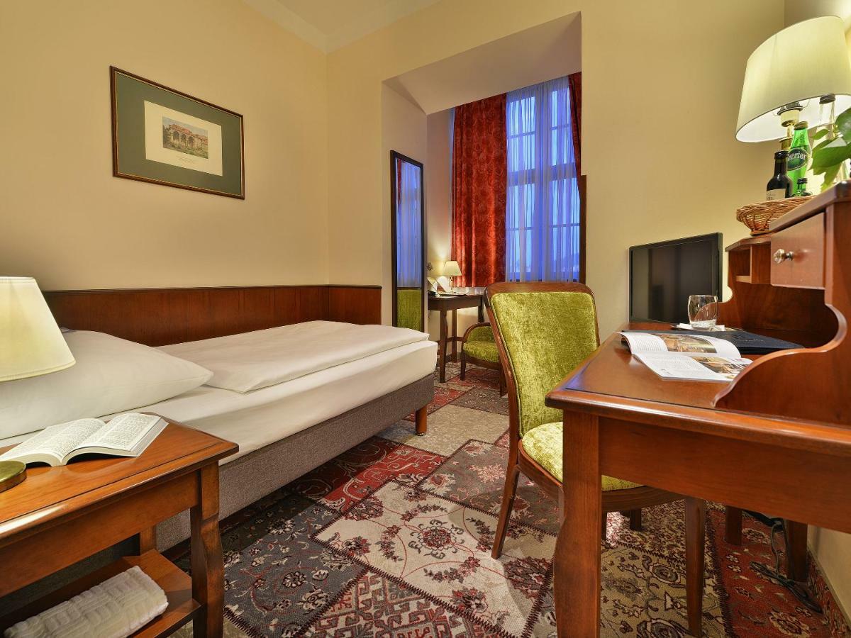 Single Room with Castle View,813266031:JPEG