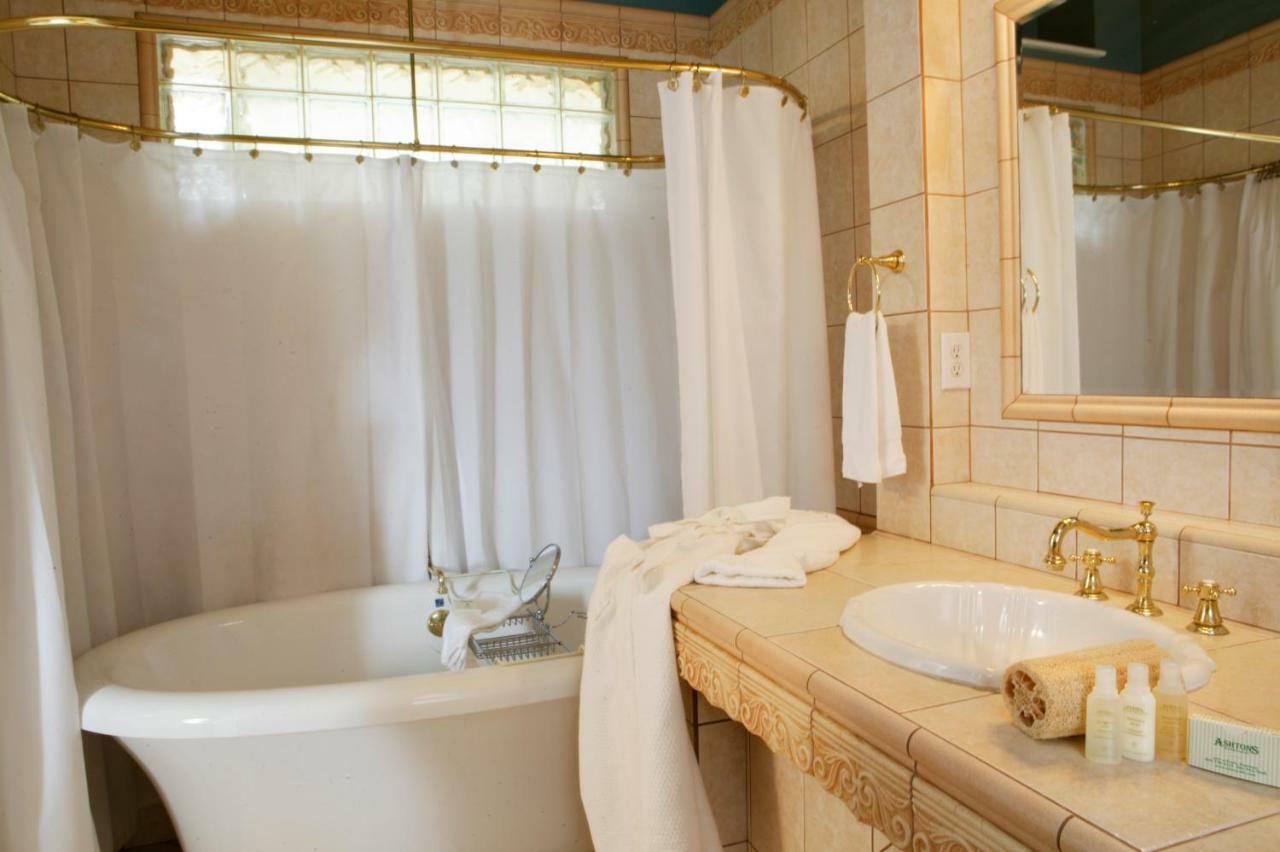 Queen Room Spa Bath