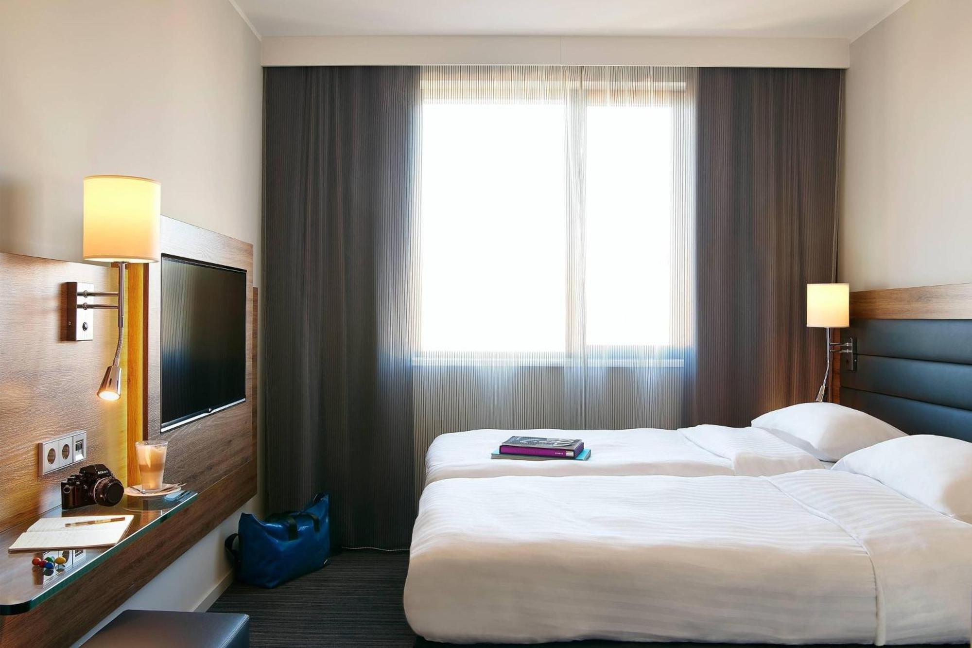 Zweibettzimmer Moxy Sleeper mit 2 Einzelbetten