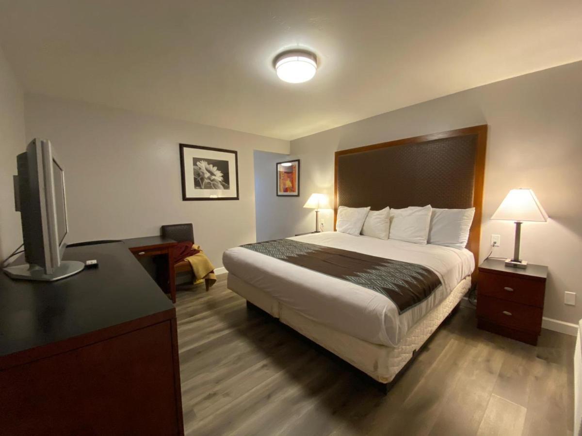 Habitación con cama extragrande.