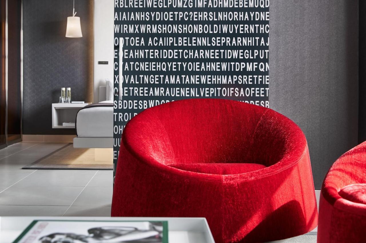 Suíte com Cama King-size e Banheira de Hidromassagem
