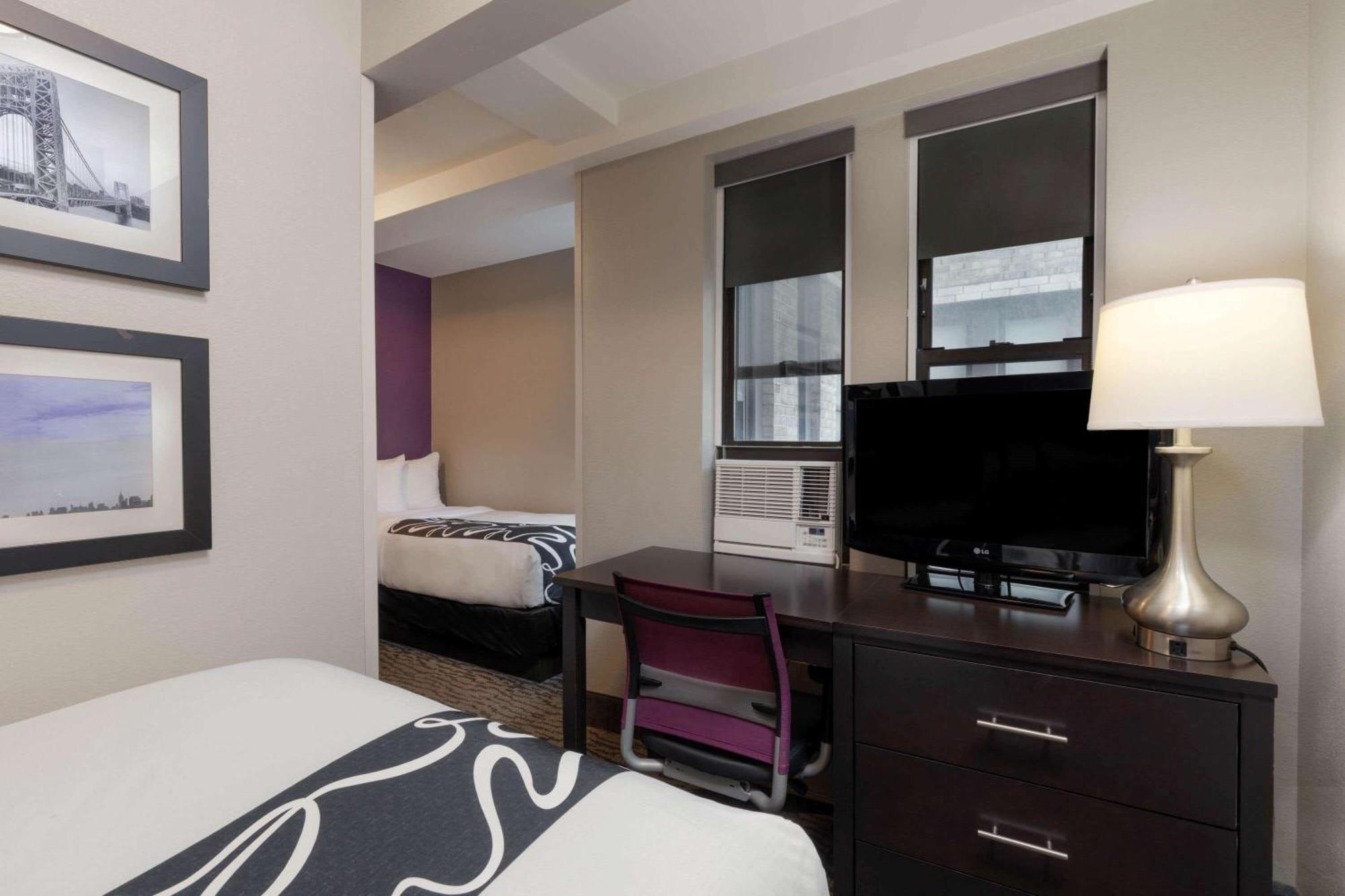 Un dormitorio con dos camas individuales y un dormitorio completo