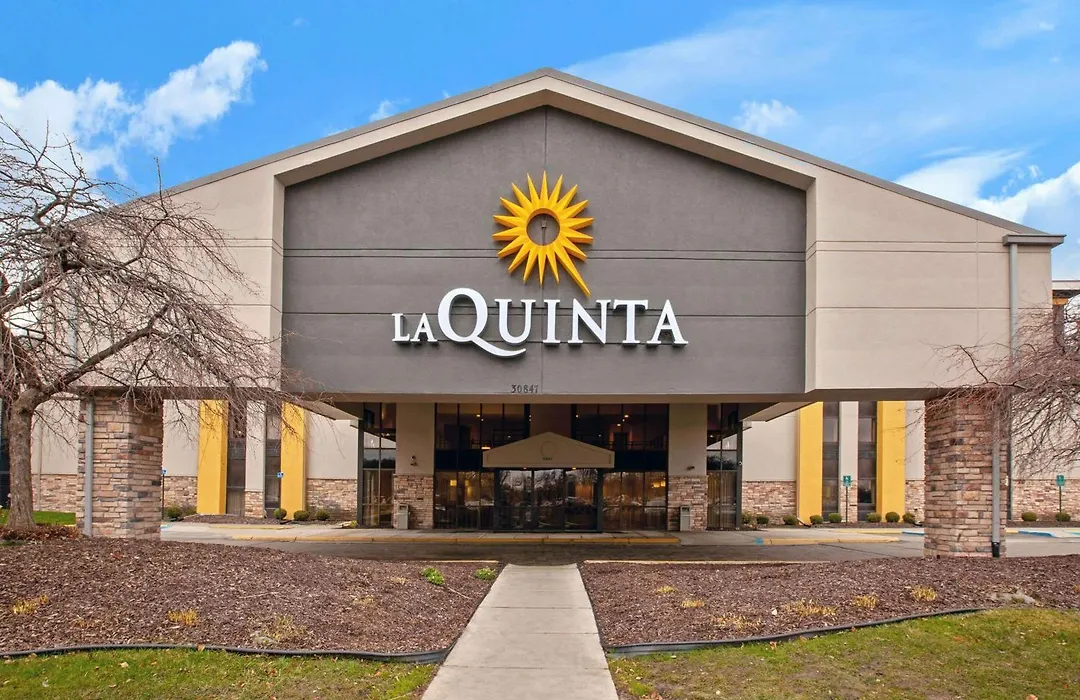 La Quinta Inn & Suites By Wyndham Detroit Metro Airport-1