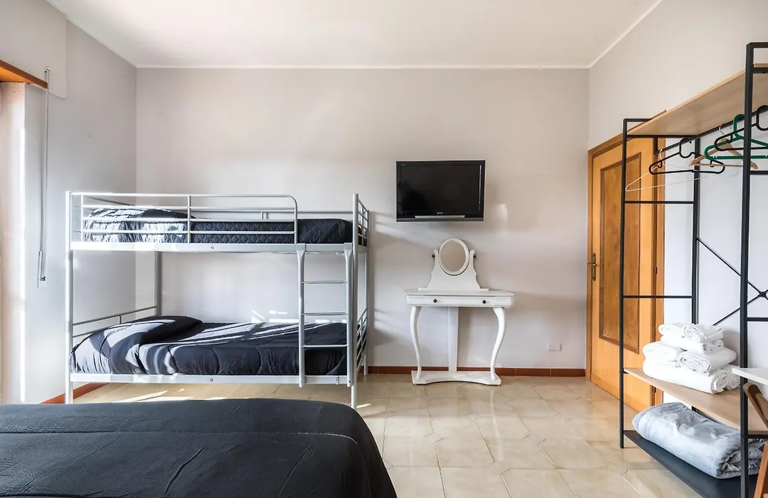 Travelershome Ciampino&Morena Guesthouse-1