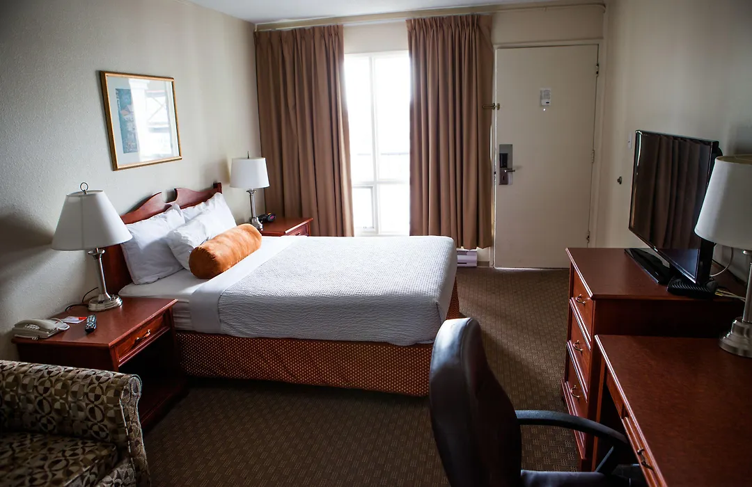 Knights Inn Lethbridge-1