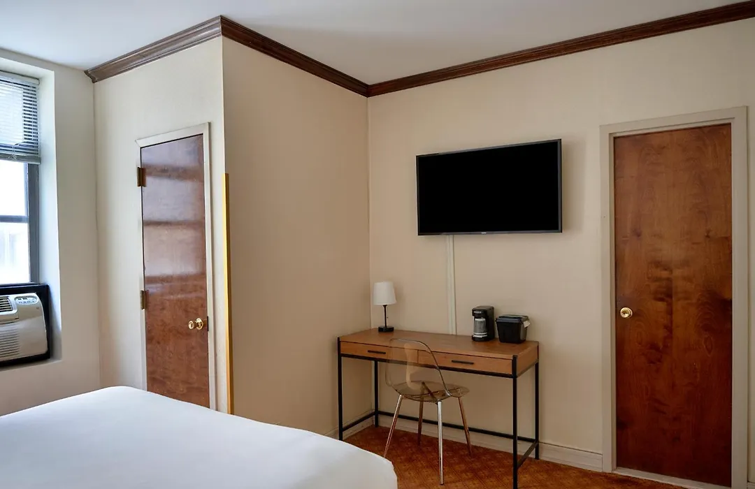 Night Hotel Broadway-1