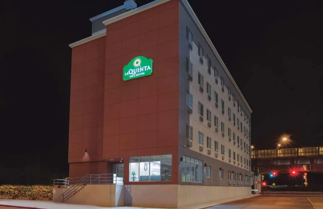 La Quinta Inn & Suites Far Rockaway - Beach Hotel-1