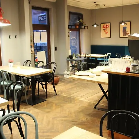 Blooms Inn - City Center Poznan By Friendly Apartments-3