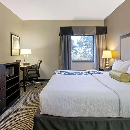 La Quinta Inn & Suites By Wyndham Detroit Metro Airport-2