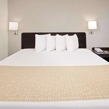 Travelodge By Wyndham College Park-2