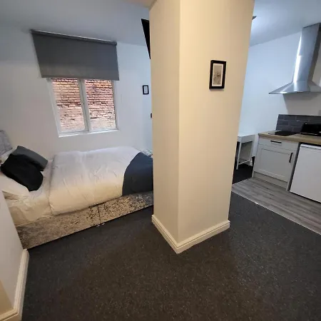 Affordable Comfort On Alfreton Road - Ideal For Savvy Travelers-2