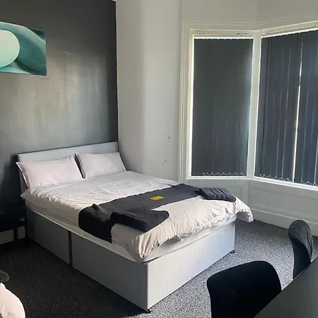 Black Ocean Holiday Apartments-3