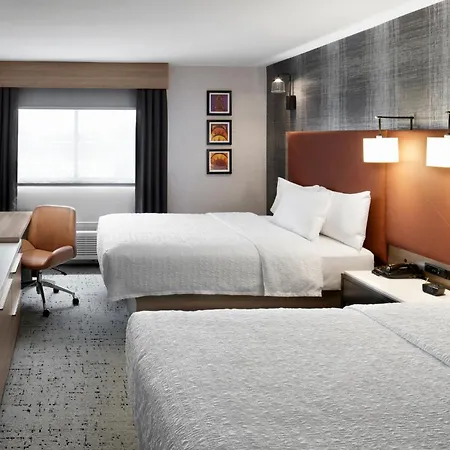 Hampton Inn Newark Airport-3