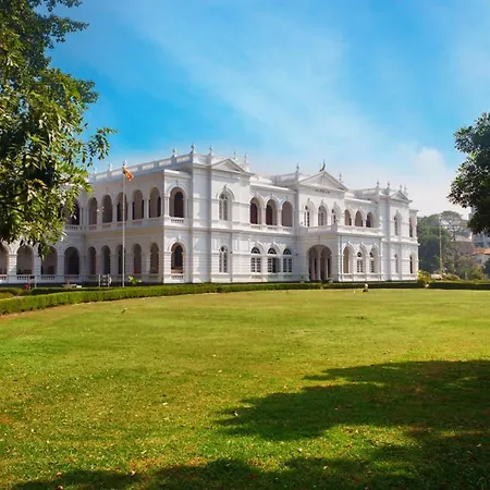 Fairway Colombo - Sri Lanka'S First Hotel With Robot Technology-2