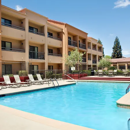 Courtyard By Marriott Bakersfield-3