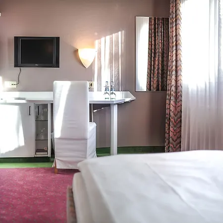 Airport Hotel By The New Yorker-3