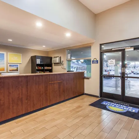 Days Inn By Wyndham San Diego-East/El Cajon-2