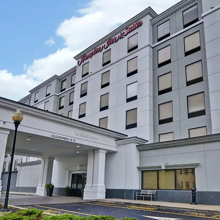 Hampton Inn & Suites Newark-Harrison-Riverwalk-2