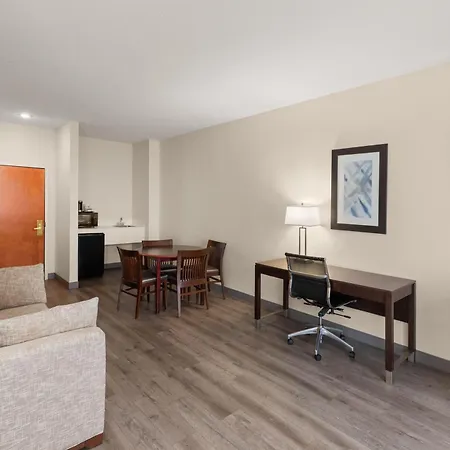 Wingate By Wyndham Destin-3