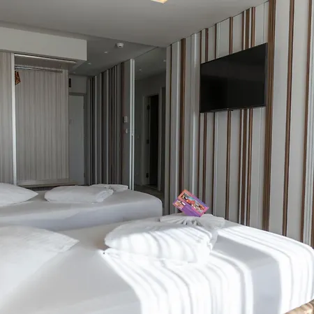 Hollywood Hotel-2
