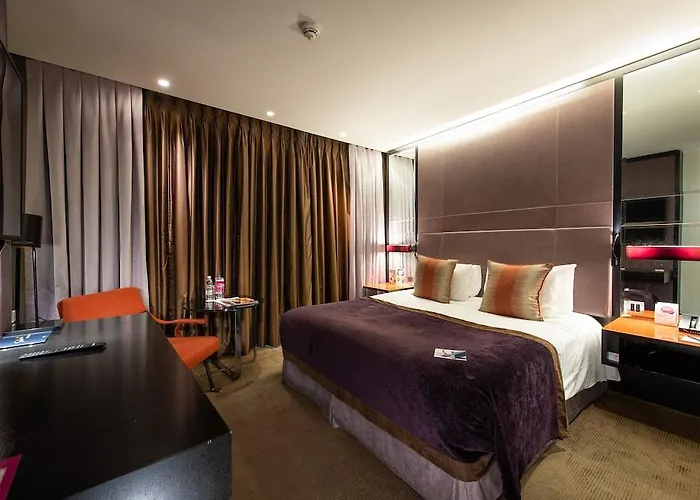 Hotels with pool Crowne Plaza London Battersea