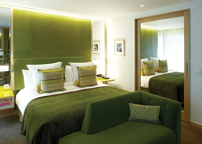 Hotels with pool Crowne Plaza London Battersea
