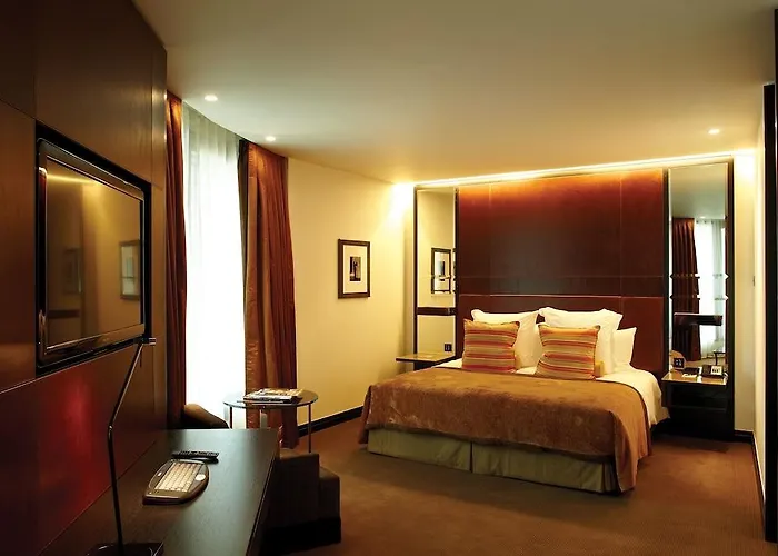 Hotels with pool Crowne Plaza London Battersea