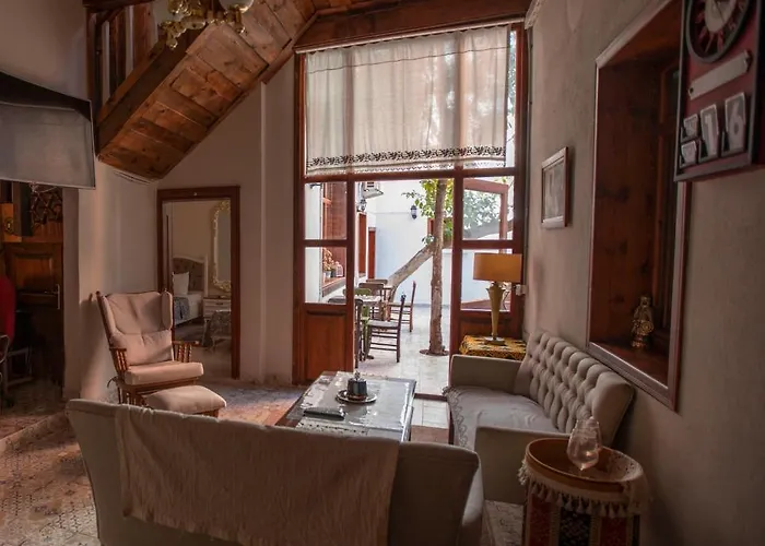 Hostel: Lily Town Hotel
