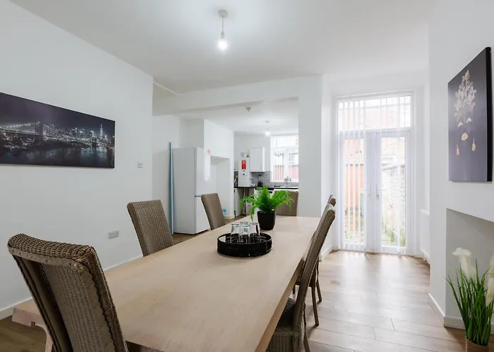 Bungalow rentals Clayton House - Spacious Home Near Etihad Stadium