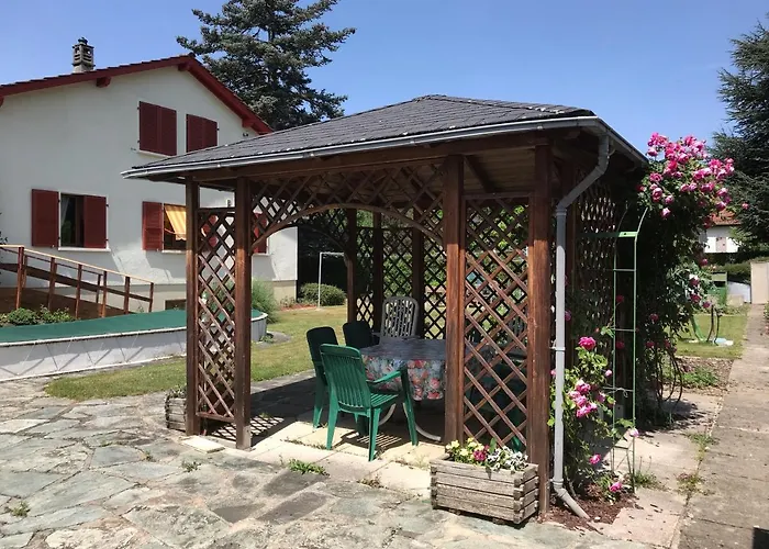 B&B: Lindo Lugar - Just A 7 Minute Walk From The Airport