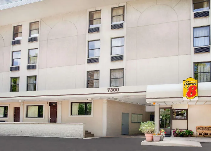 Cheap hotels Super 8 By Wyndham Chicago Il