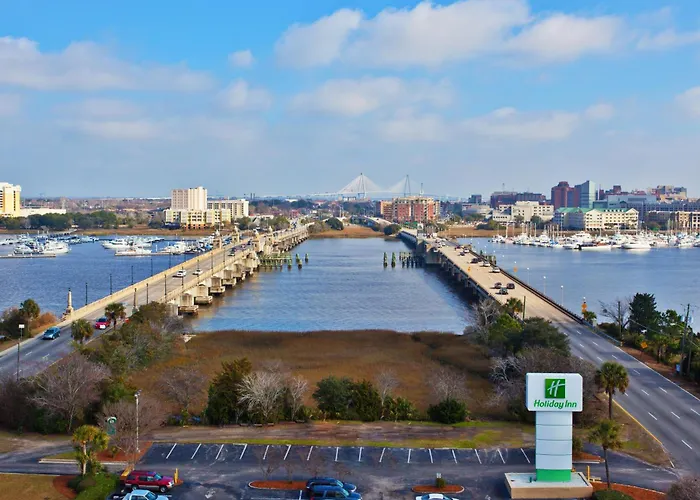 Central hotel: Holiday Inn Charleston-Riverview By Ihg