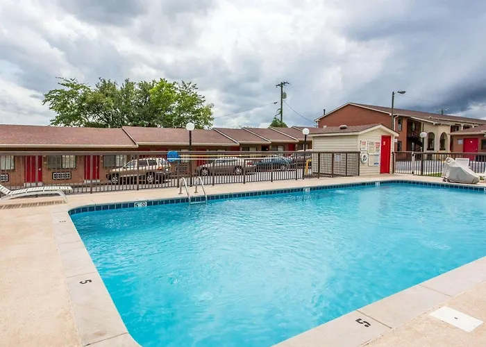 Hotel with pool: Econo Lodge Nashville North