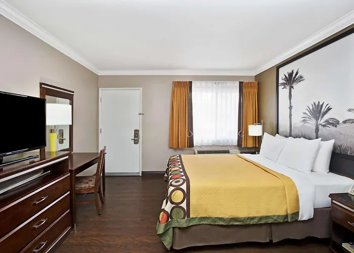 Super 8 By Wyndham Los Angeles-Culver City Area