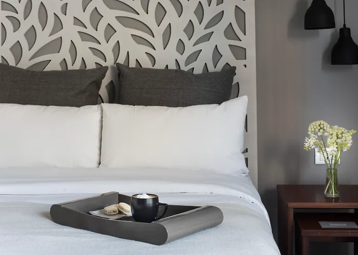 Rochester Hotel M