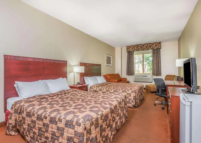 Howard Johnson By Wyndham Downtown West