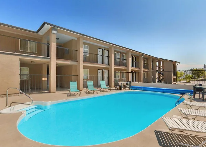 Cheap hotel: Travelodge By Wyndham Kamloops Mountview