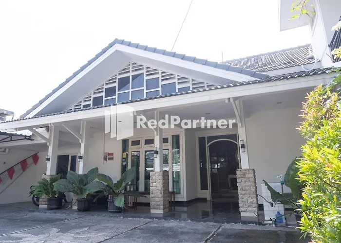 Londres Bed And Breakfast Redpartner Near Gembira Loka Zoo